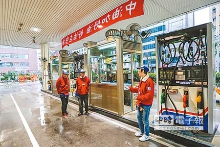 解凍新春期間凍漲，油價今起調降0.3元，降價前的加油站顯得冷清。（陳振堂攝） 