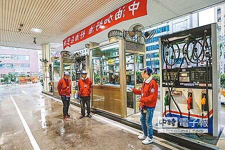 解凍新春期間凍漲,油價今起調降0.3元,降價前的加油站顯得冷清。(陳振堂攝)