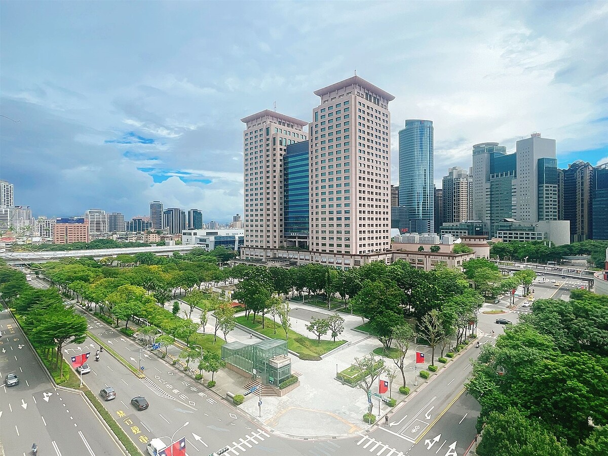永慶房產集團彙整近一年三鐵共構車站周邊房市表現。其中,以板橋車站成交量高達540筆,為榜上最熱。圖/永慶房產集團提供