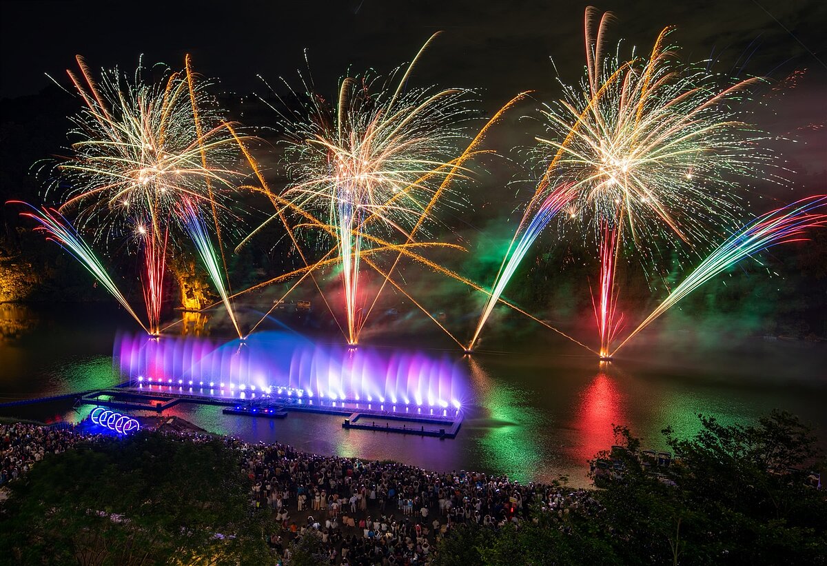 7月5日壓軸煙火登場,與水舞光影相互輝映,絢爛花火照亮碧潭夜空,千萬別錯過最高潮!圖/新北市政府提供由攝影師陳建中拍攝