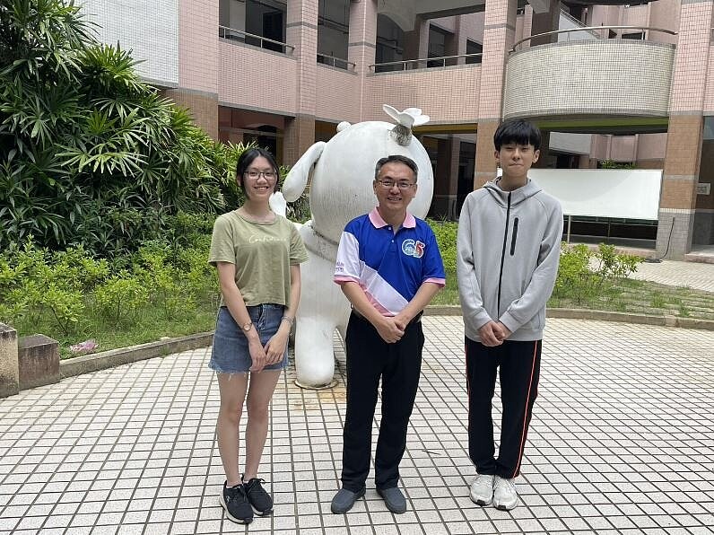 陳羽岑同學、潘彥熏同學與竹市數位實中校長陳彥宇合影。圖／新竹市教育處提供
