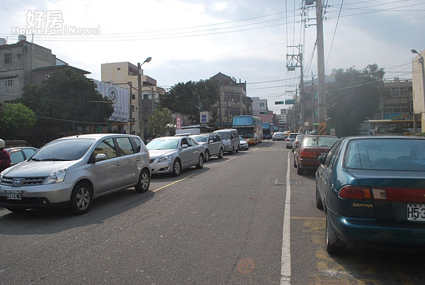過年期間遊客湧進大甲,因停車位不足,車輛大排長龍,造成道路擁塞,區民建議政府設拖吊、並增闢停車場,以止年節行車亂象。〔記者陳榮昌/攝〕