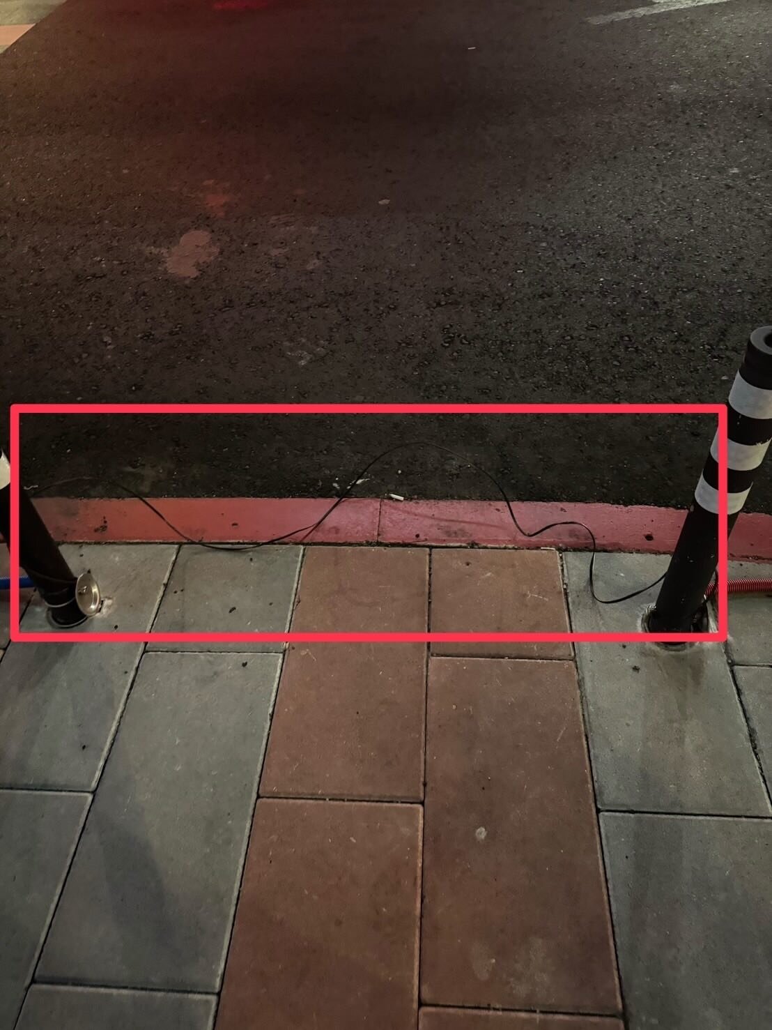 該外露電線是中華電信承攬市警局「天羅地網監視錄影系統」工程的纜線。圖:截自黃瓊惠Threads