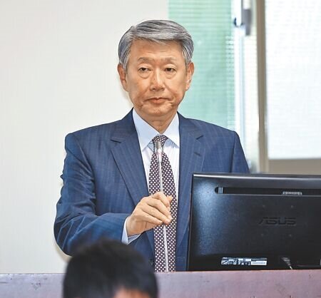 經濟部長郭智輝在立法院經委會表示,新台幣升值不只衝擊出口產業,也會影響國內消費。(劉宗龍攝)