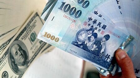 緊張的中東情勢急轉直下,加上Fed主席鮑爾鬆口7月可能降息,美元指數續跳水,主要亞幣25日續演大反彈,新台幣暌違三年多,對美元匯價再見到收在29.3元的價位。圖∕本報資料照片