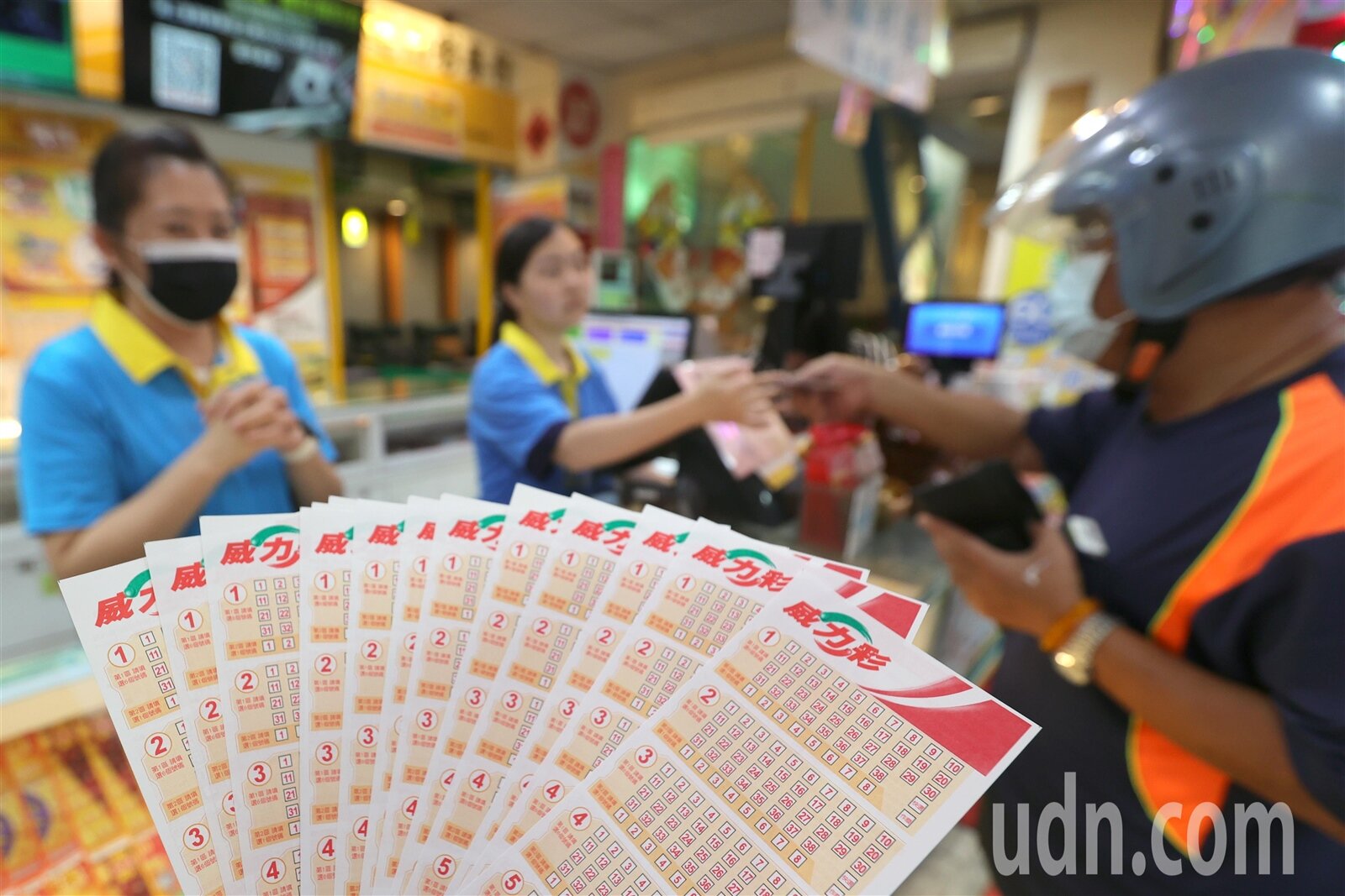 威力彩已連槓34期,今天頭彩彩金上看17.5億元,命理師楊登嵙分享民俗旺財訣竅。圖/本報資料照片