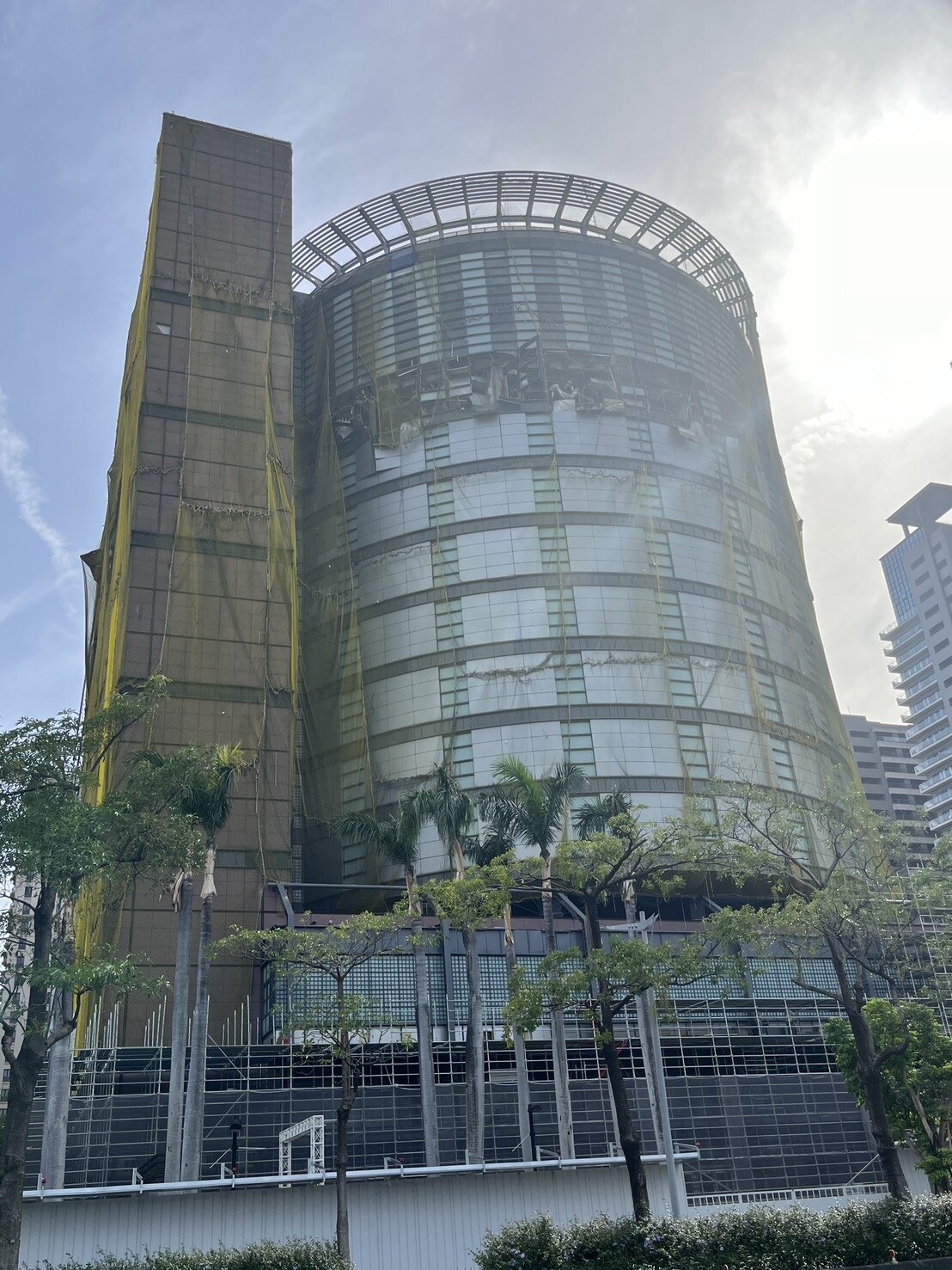 新光三越台中中港店2月13日發生氣爆釀重大傷亡,檢方今再回現場,准予11樓、12樓解除封鎖,新光將可展開修繕。記者余采瀅/攝影