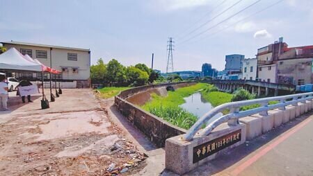 
為改善頭份交流道交通壅塞並強化防洪，苗栗縣府推動龍鳳排水分洪道至土牛溪防汛道路新設工程，預計今年7月動工、2026年3月底完工。（呂麗甄攝）
