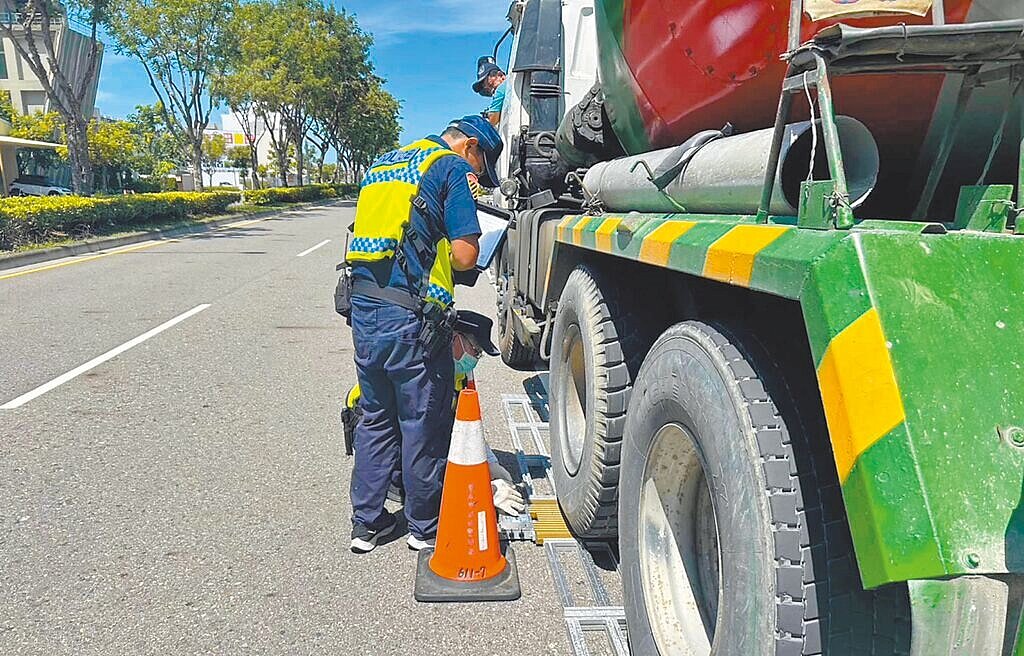 台南市政府今年加大執法力度,從1月至6月15日已取締汽機車及行人違規逾11.5萬件,展現執法決心。(市警四分局提供/洪榮志台南傳真)