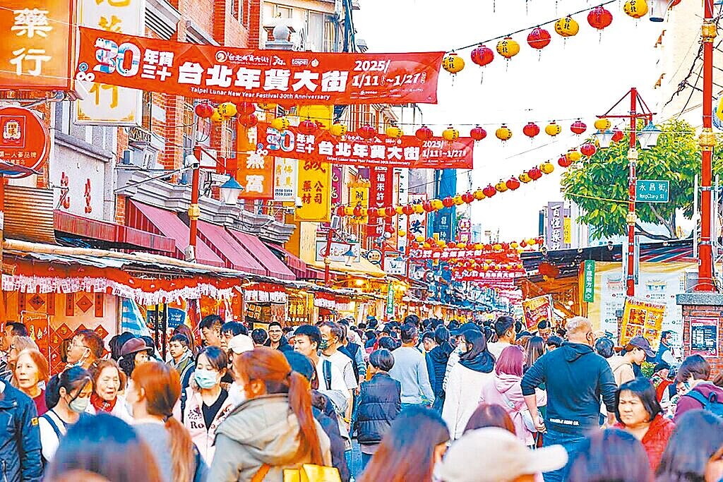 現行《大稻埕歷史風貌特定專用區》細部計畫規定,大稻埕周圍的建築基地可不受土管條例第25條「基礎容積率300%」的限制。台北市議員柳采葳建議,已有先例在前,應修法擴大讓全台北市的古蹟及歷史建築和紀念建築的政策具有一致性。圖為大稻埕商圈。(台北市商業處提供/丁上程台北傳真)