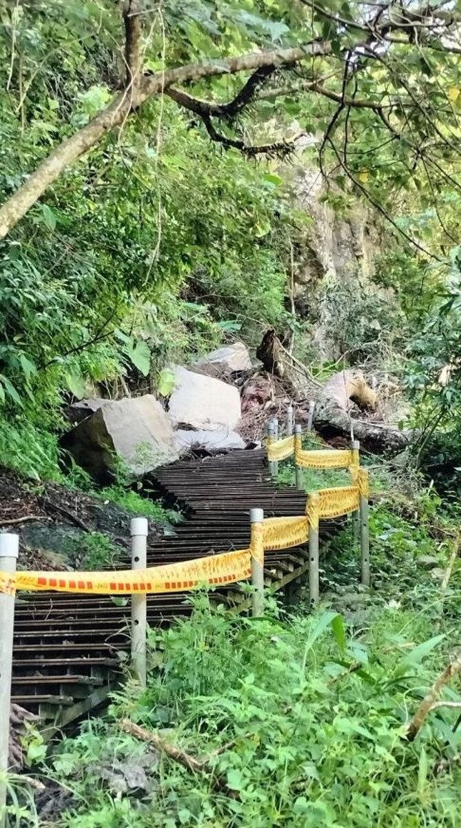 高雄那瑪夏嗡嗡大峽谷的呼喚台，日前豪雨落石砸毀步道，欄杆圍上封條。記者宋原彰／翻攝
