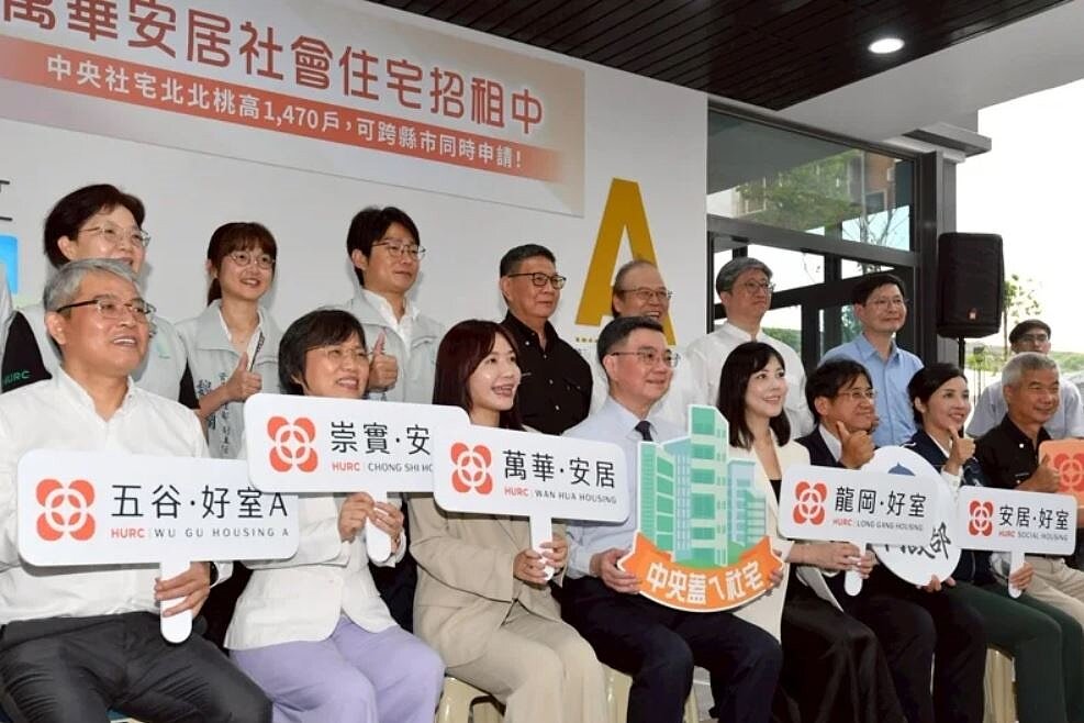 行政院長卓榮泰、內政部長劉世芳、民進黨立委吳沛憶、國家住都中心董事長花敬群、國土署長吳欣修等人前往「萬華安居」社會住宅檢視聘品質。圖/行政院提供