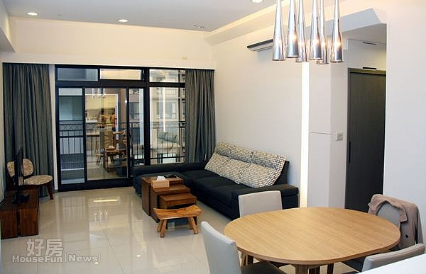 1.室內3米6挑高為最大特色，傢俱部份絕多數以系統櫃為主，整體空間寬敞通透且採光佳。