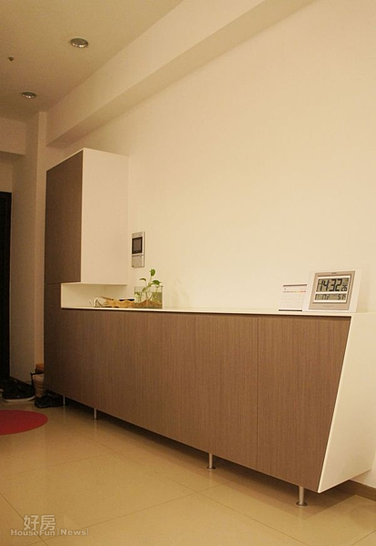 
2.寬闊偌大的玄關櫃頗具特色，邊邊以特殊斜面處理也很有造型感。