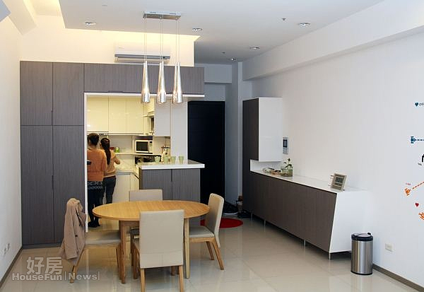 
3.原本封閉的廚房被改建成開放式空間，包括吧台、廚具…等高度全依女主人身高量身訂作。