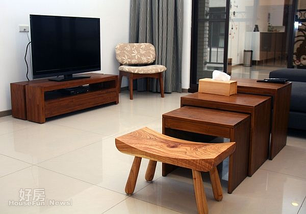 
4.客廳裡包括木凳、組合式茶几與面紙盒…等每件傢俱都很有獨特性，有幾樣甚至是mini父親DIY做的。