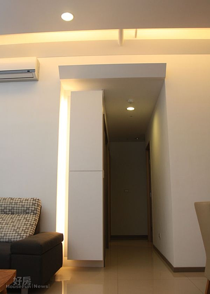 
6.走廊口左邊雙層櫃融合造型燈，視覺上看起來極具立體感。