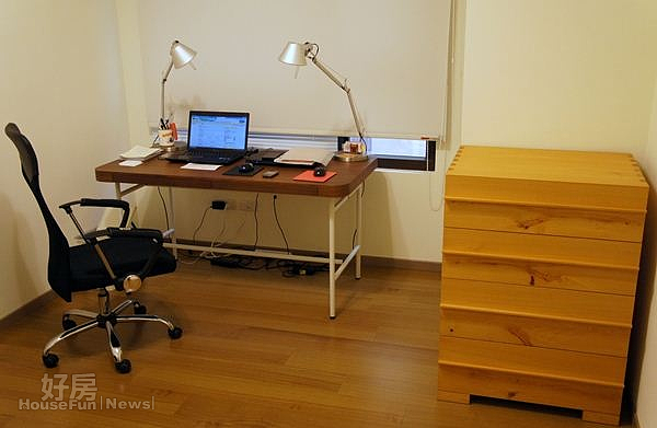 
7.目前擺在工作室裡的檜木木櫃，為mini父親親手製做送她的嫁妝。