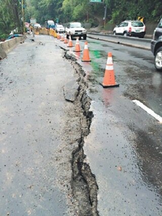 大溪鎮台4線崎頂路段路面塌陷,居民擔憂面積會越來越大,民代紛紛要求相關單位盡速處理。(圖/議員楊朝偉提供)