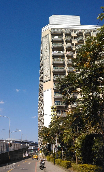 
2.「湯泉」社區鄰近新店環快，交通十分便利。