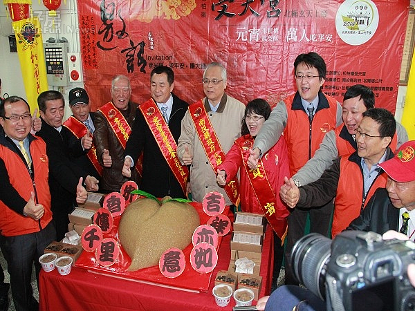 名間松柏嶺受天宮米糕桃 元宵節萬人吃平安