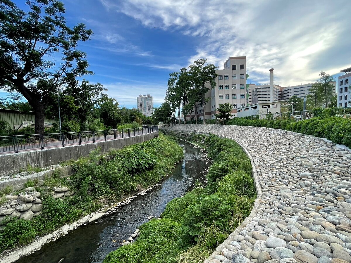 以砌石穩固邊坡,河岸地景環境優化。圖/水利局提供