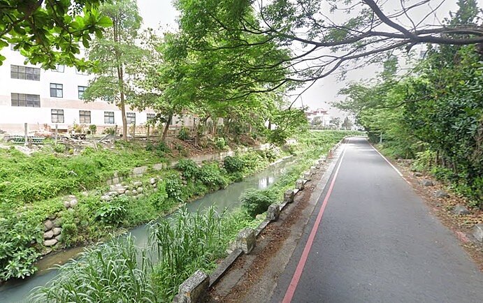 施工前河岸環境雜亂,邊坡裸土流失,護欄高度不足。圖/水利局提供