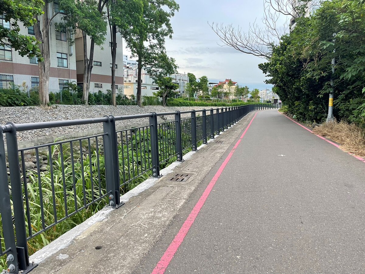 新設安全欄杆提升用路人安全。圖/水利局提供