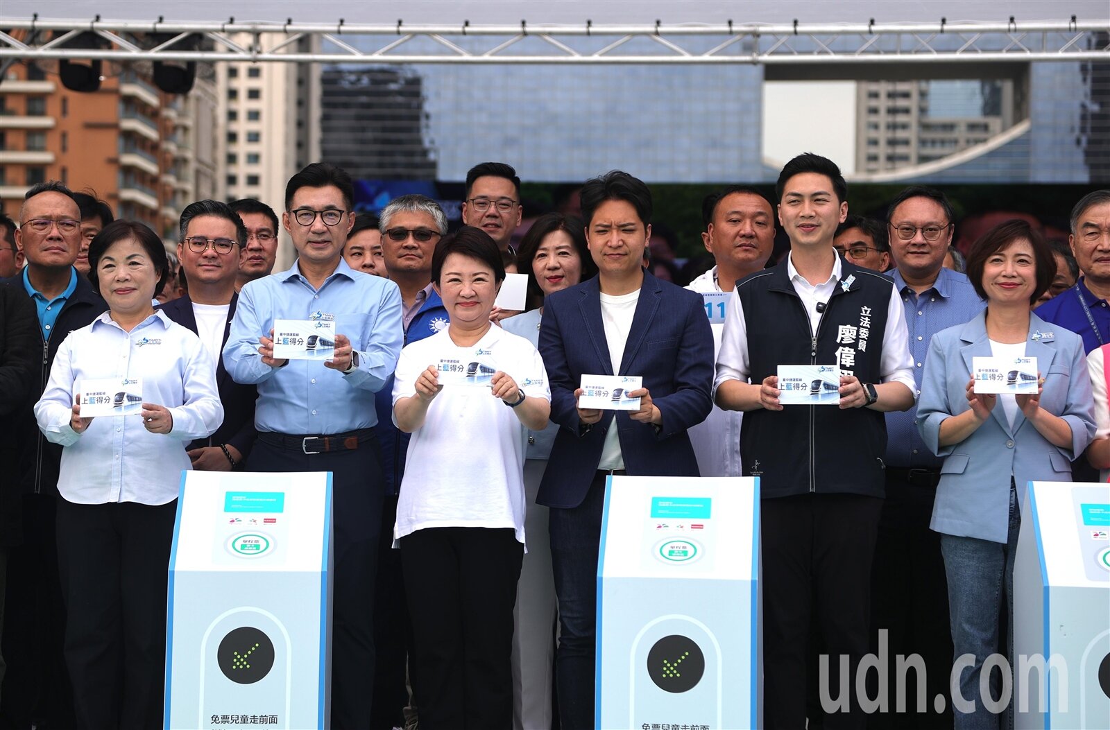 台中市長盧秀燕(前左三)在立法院副院長江啟臣(前左二)、立委楊瓊瓔(前左一)、黃健豪(左後二)、羅廷瑋(前右三)、廖偉翔(前右二)及何欣純(前右一)的陪同下,今天出席捷運藍線開工典禮。記者黃仲裕/攝影