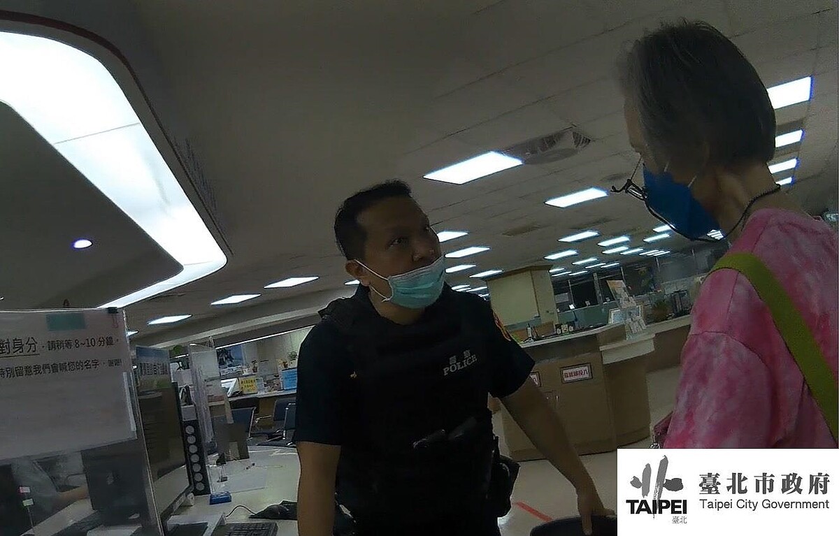 萬盛所巡佐夏賢國苦口婆心勸導婦人。圖/台北市政府提供