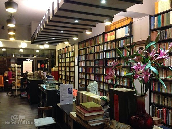 2.2013年的春天重新整修,刻意把空調與管線擋住,延伸整體視覺效果。