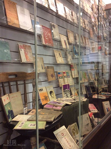 3.更多的玻璃展示櫃設計讓絕版老書得以被完整呈現。