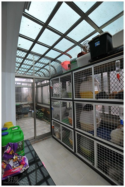 3.露台另一邊特別規劃了貓狗鳥籠專區，以容納家中的24隻貓、3隻狗、8隻鳥。