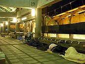 受不了！街友避寒　地下道變大通舖