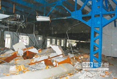 基隆港西3號碼頭倉庫,因民間抗議行動暫緩拆除工程。(劉育辰攝)