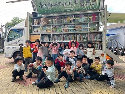 兩館閉館期間行動圖書車也持續巡迴社區與學校辦理閱讀推廣活動。圖/台中市文化局提供