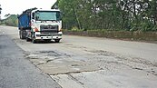百輛砂石車穿梭　竹43線龜裂「毀容」