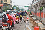 通學步道施工　新竹中學生與車爭道