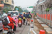 通學步道施工　新竹中學生與車爭道