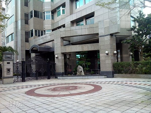 2一樓大門口圓形的造景別具特色。