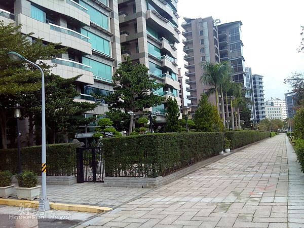 
3面向河岸的街景經過特別設計，很有歐式風格。