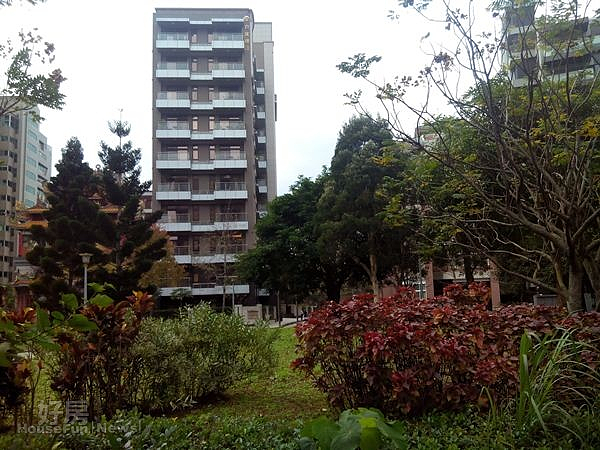 
4「帝景水花園」後面第二排大樓，景觀依舊別具特色，鳥語花香氣息濃。