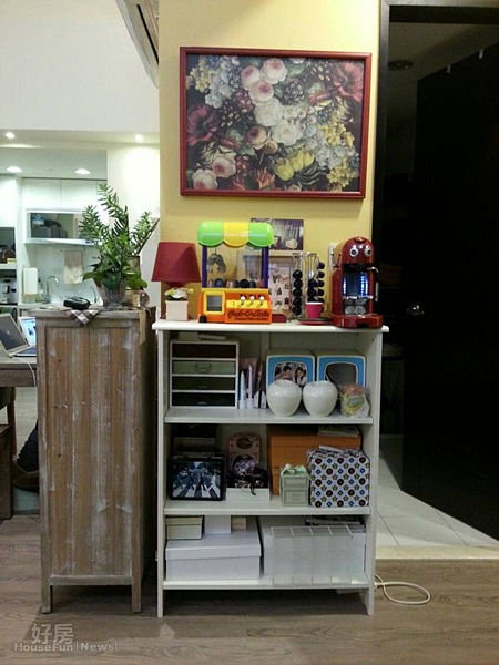 3.玄關處置物櫃上的夾娃娃機與機器人咖啡機,讓貴婦奈奈每天都有小驚喜。