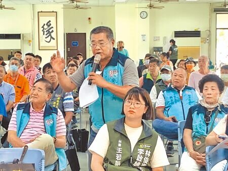 台南市安平區漁光島每天有戰機通過上空,卻沒有噪音防制補償,漁光里長林寧峰(中)到說明會上為居民叫屈。(郭良傑攝)