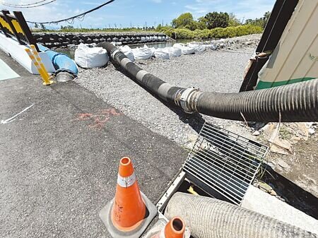 針對東港鎮因大潮海水倒灌,屏東縣政府表示,目前先增加抽水平台開口點,透過機械抽水解決晴天淹水狀況。(謝佳潾攝)