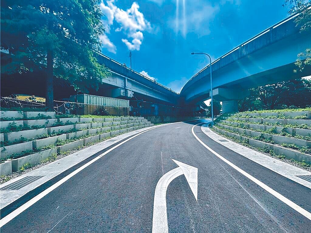 為改善台北市堤頂大道銜接國道1號北上的壅塞情形，北市新工處於內湖運動公園範圍新開設匝道，讓車輛提前匯入舊宗路2段進入國道北上線匝道口，縮短行車路徑、減緩車流堵塞，預計7月初通車。圖／台北市新工處提供