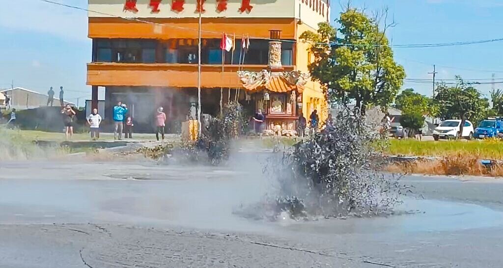 屏東縣萬丹泥火山26日清晨5時10分噴發,是今年首度噴發,所幸水稻一期作剛收成,未造成農損。圖/皇源聖殿張寶惠提供