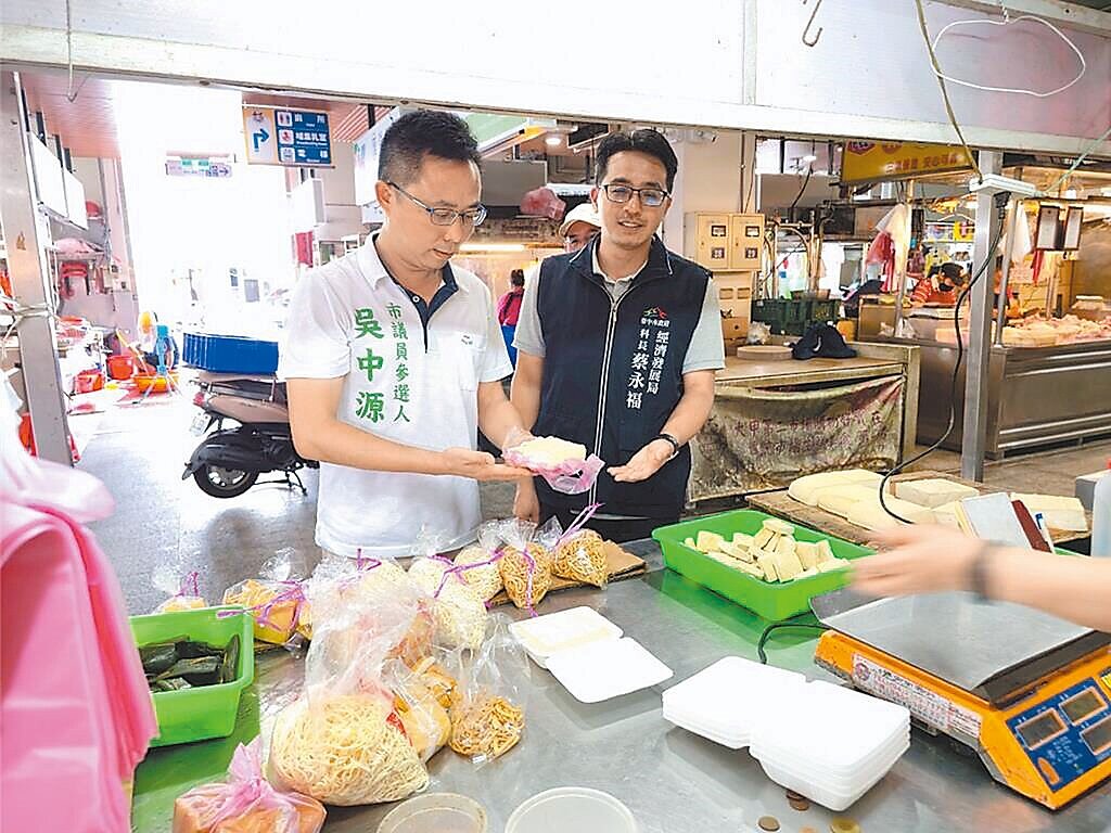 台中市大甲區第二公有市場攤商抱怨，氣溫飆升導致食物更容易腐壞，市府再不改善，生意就要做不下去了。圖／甲安埔愛鄉青年協會提供