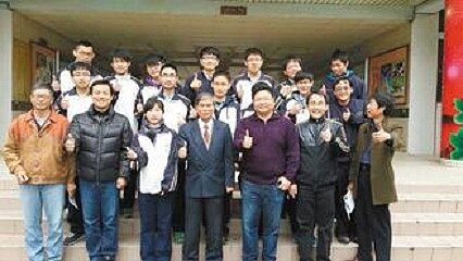 嘉義高中14人滿級分 嘉義高中今年學測14人滿級分,較去年大增,師生開心合影。(記者陳永順/攝影)