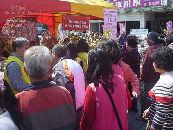 東勢林區管理處每年辦理贈苗活動時,都吸引許多民眾爭相索取種植。(記者黃玉鼎攝)